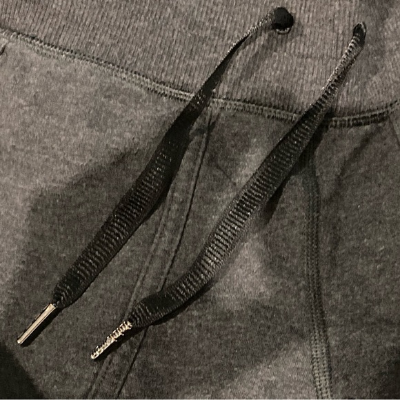 Lululemon size 6, 7/8 length joggers in EUC - Picture 3 of 4